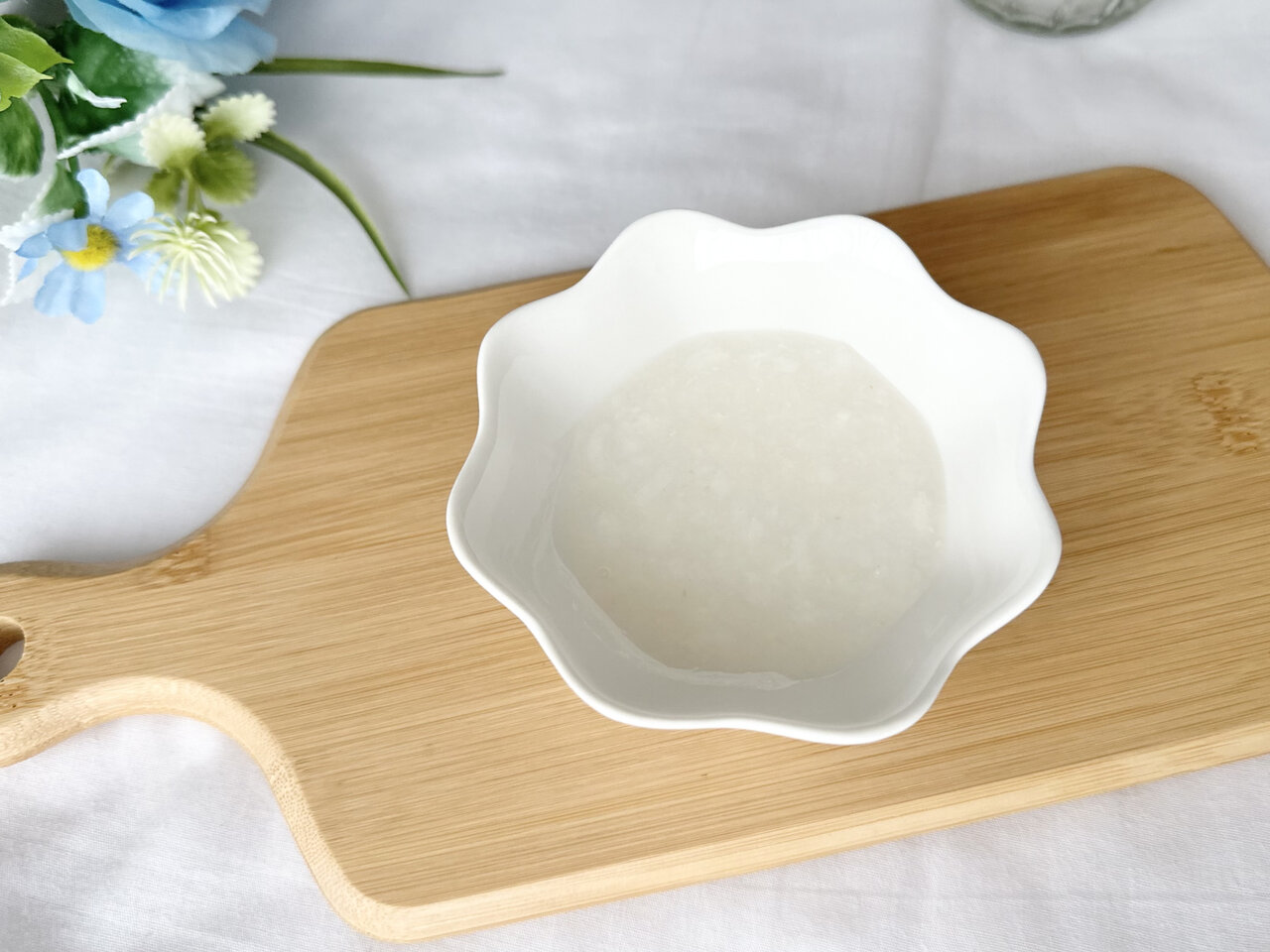 木のトレーにのった離乳食用のお粥