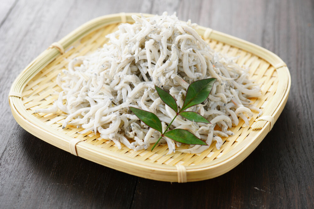 ザルに盛られたしらす