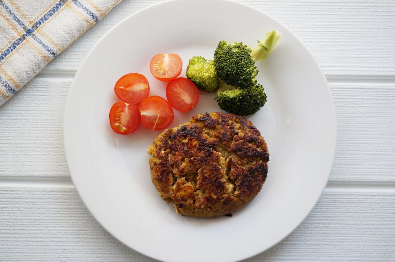 野菜が添えられたハンバーグプレート