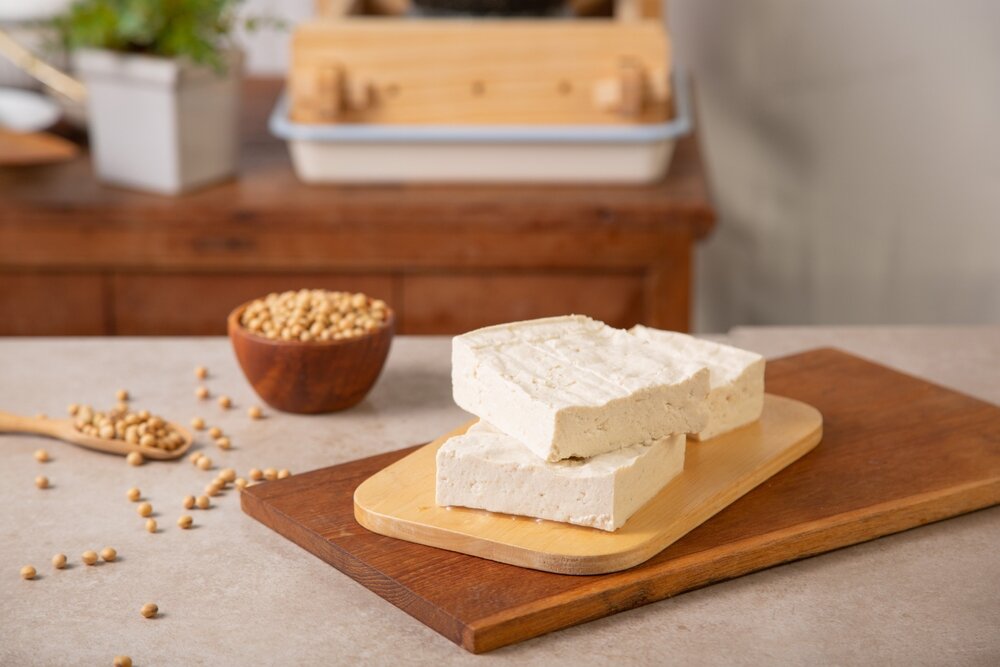 キッチンに置かれた豆腐と大豆