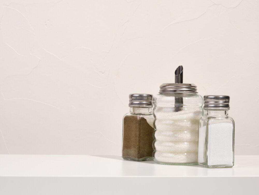 3つ並んだ調味料が入った瓶