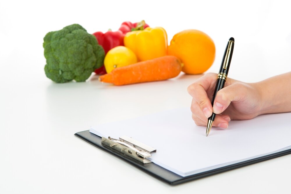 たくさんの野菜とメモを取る人
