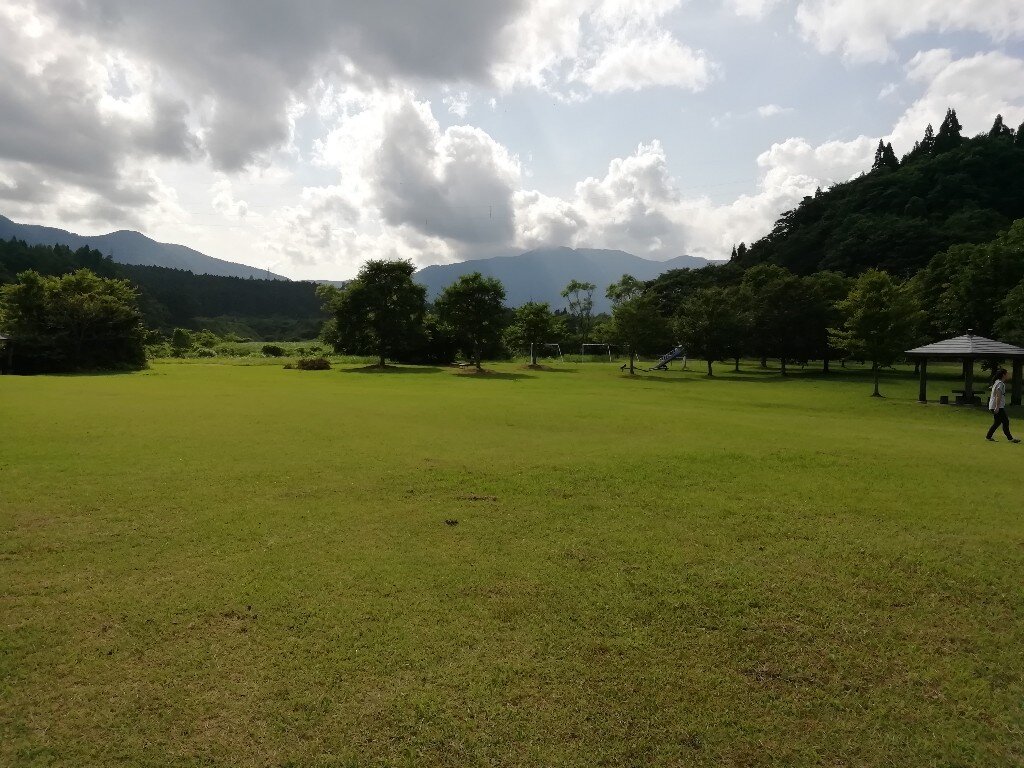 荒雄湖畔公園キャンプ場の広い芝生エリア