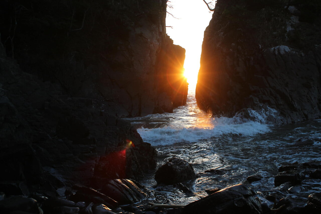神割崎の岩間から昇る日の出