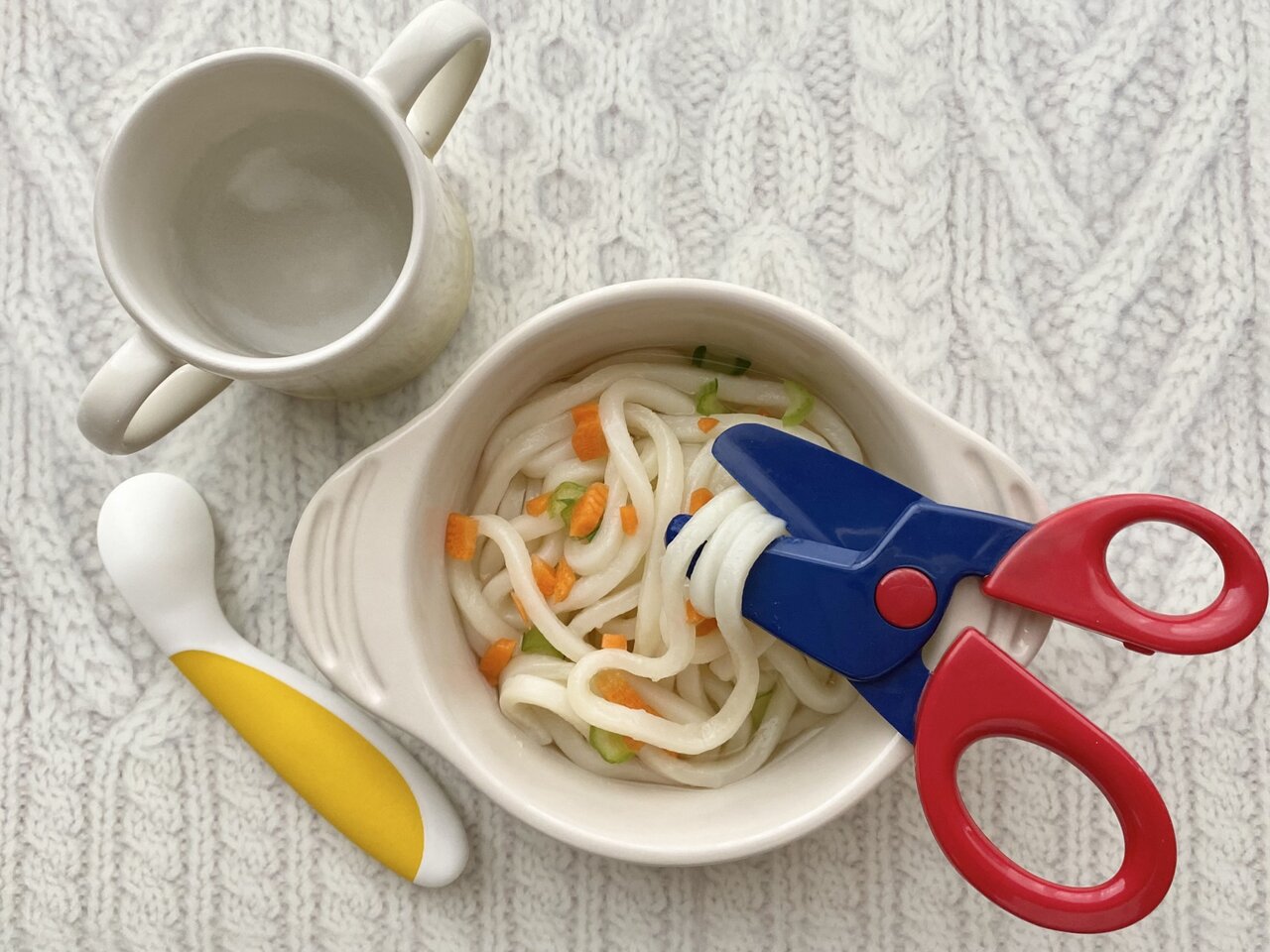 離乳食のうどんとベビー用キッチンバサミ