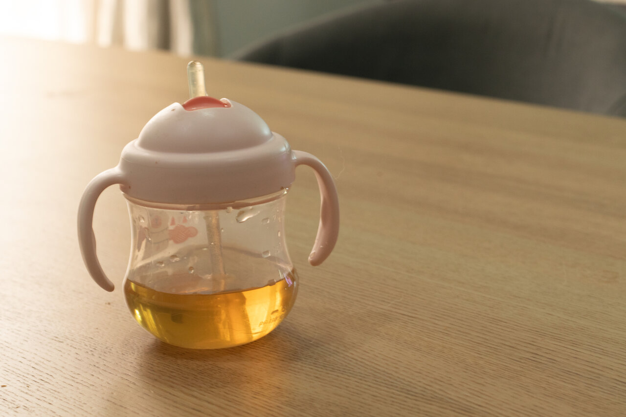 麦茶が入っているストローマグ