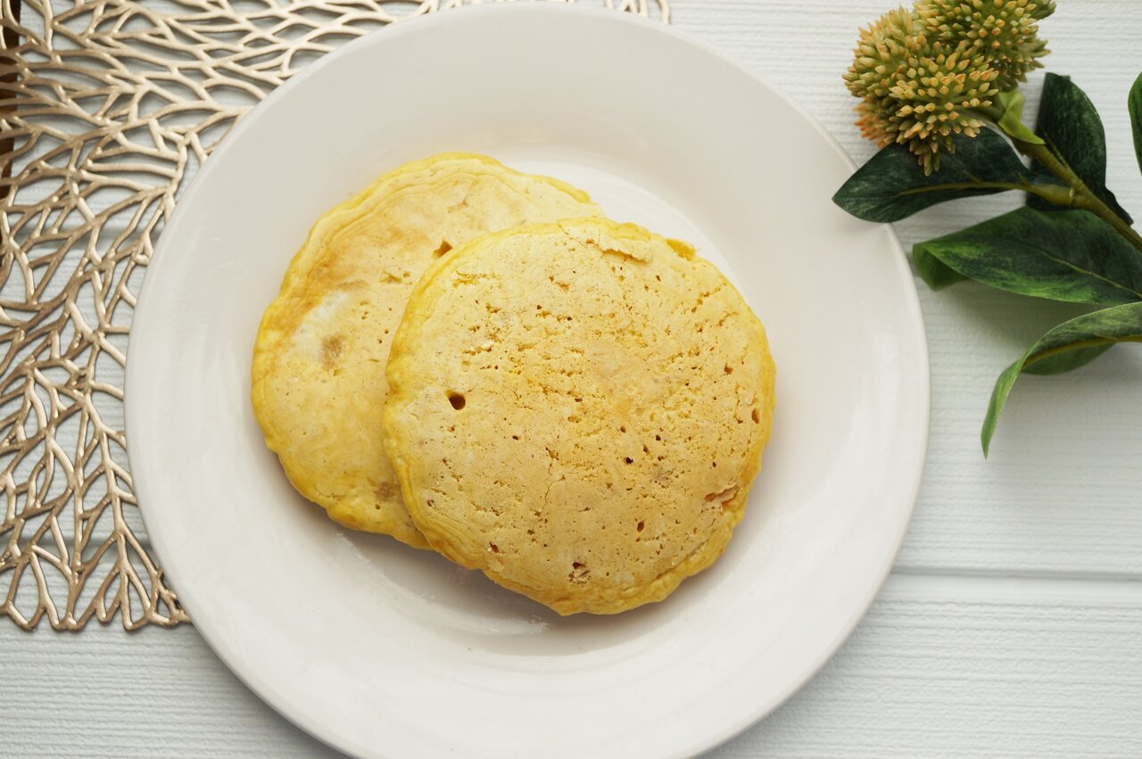 皿にのせたパンケーキ