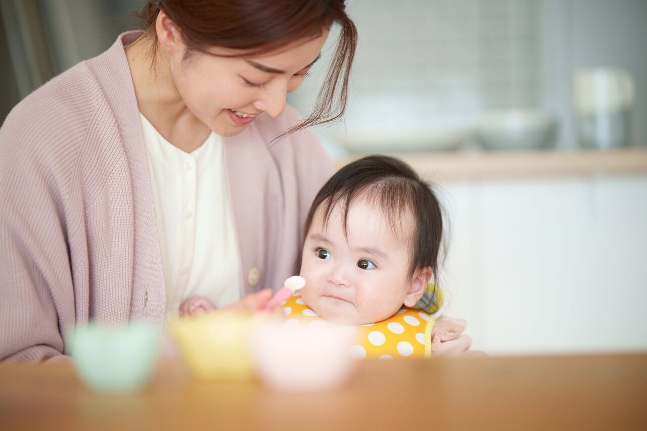 ママと離乳食を食べる赤ちゃん