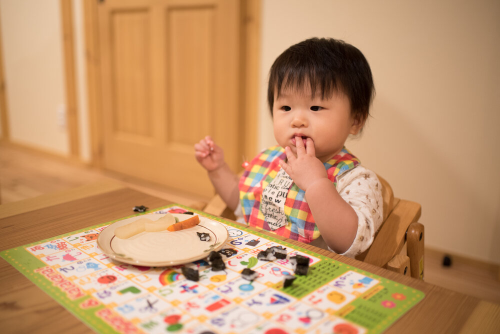 手づかみで食べる赤ちゃん