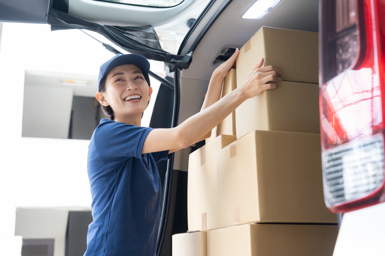 宅配便を届ける女性配達員