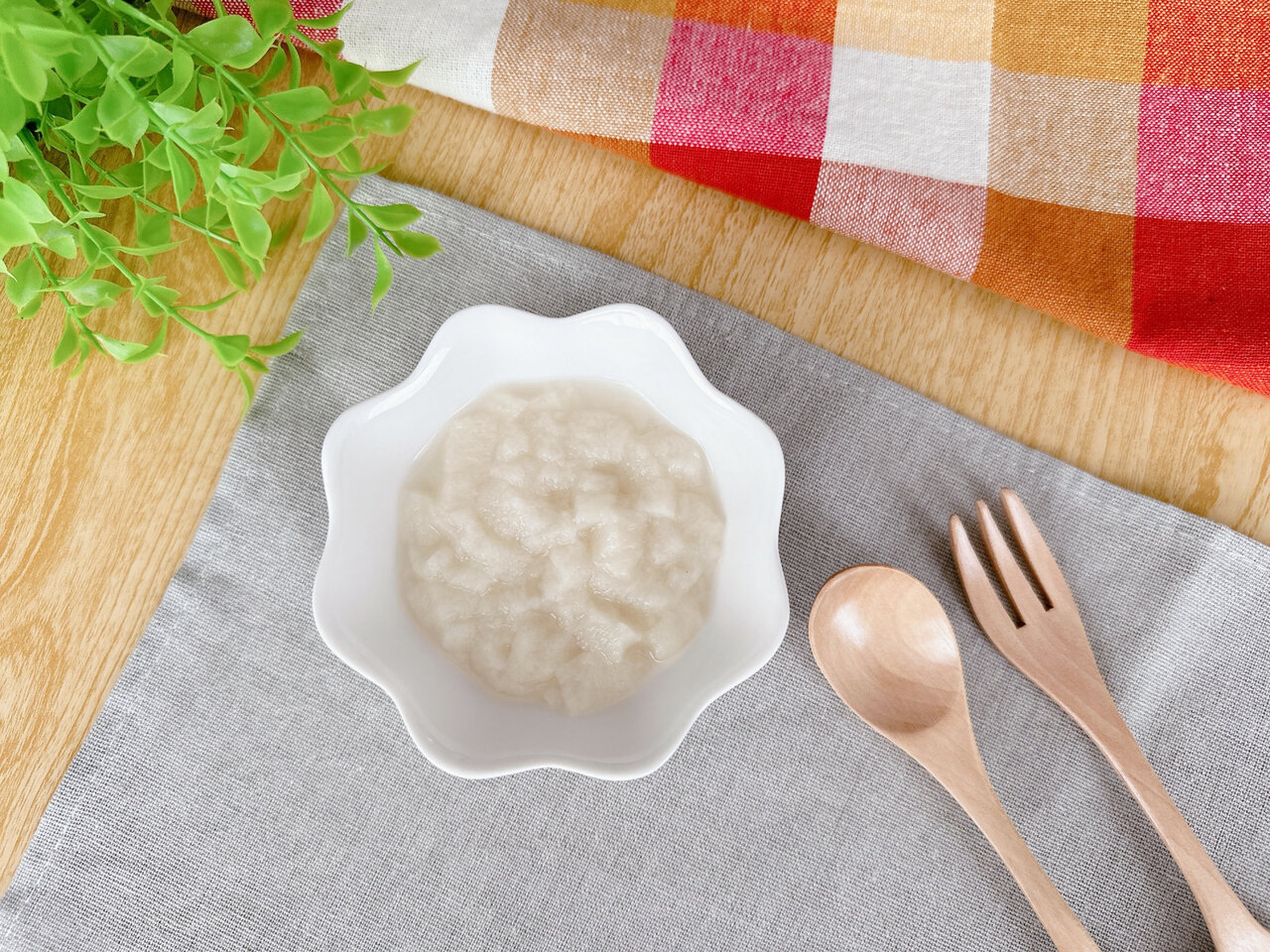 器に盛られたパンがゆ