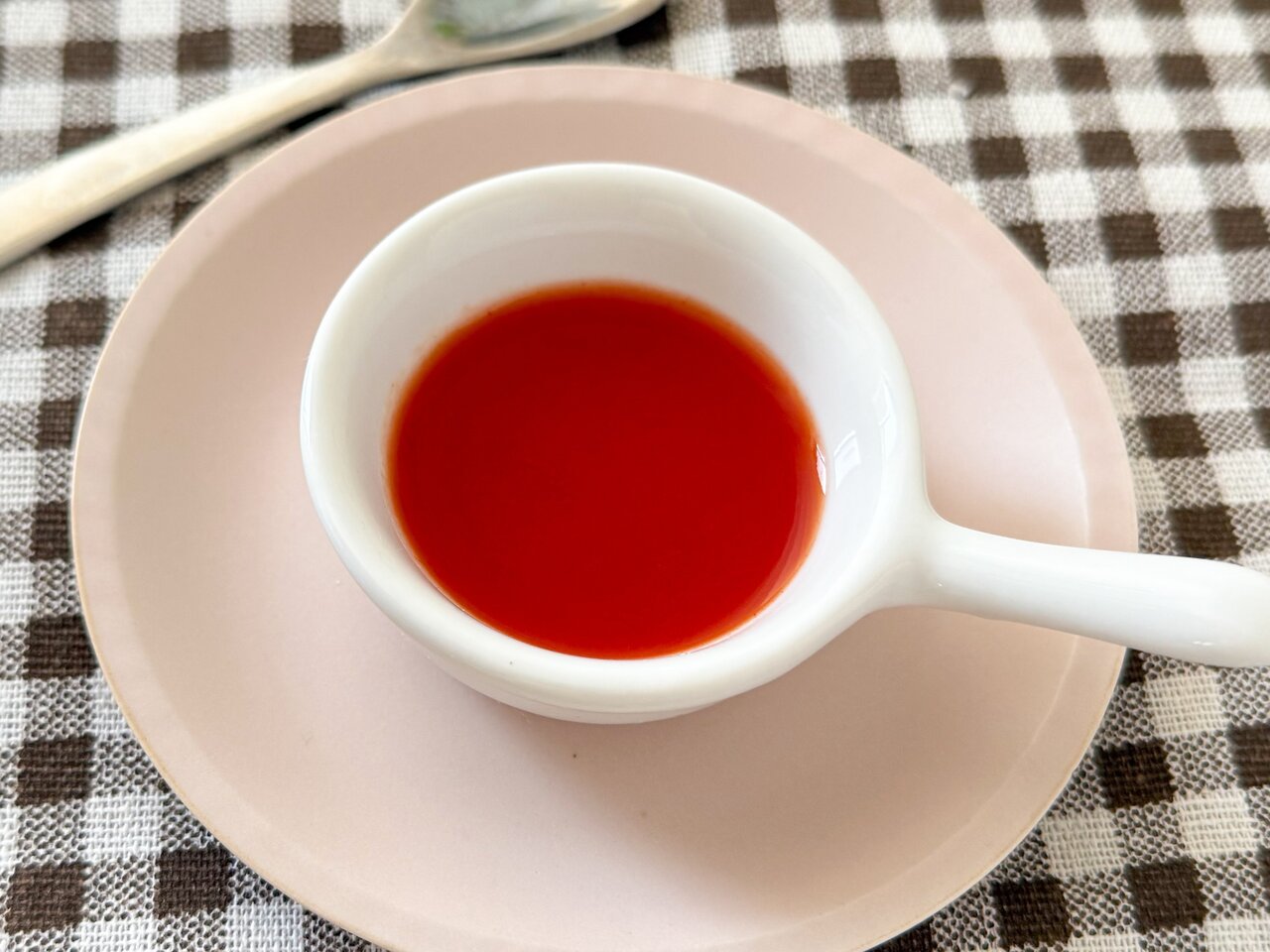 白い器に入ったトマトペースト