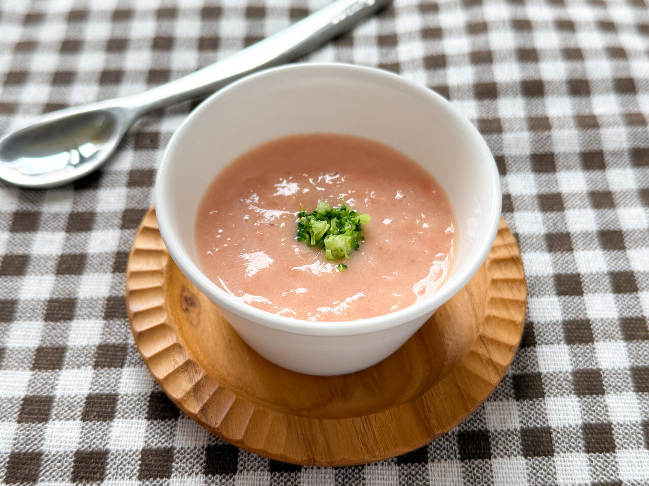 スプーンですくったトマトスープ