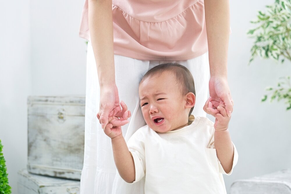 ママにあやされながら泣く子ども