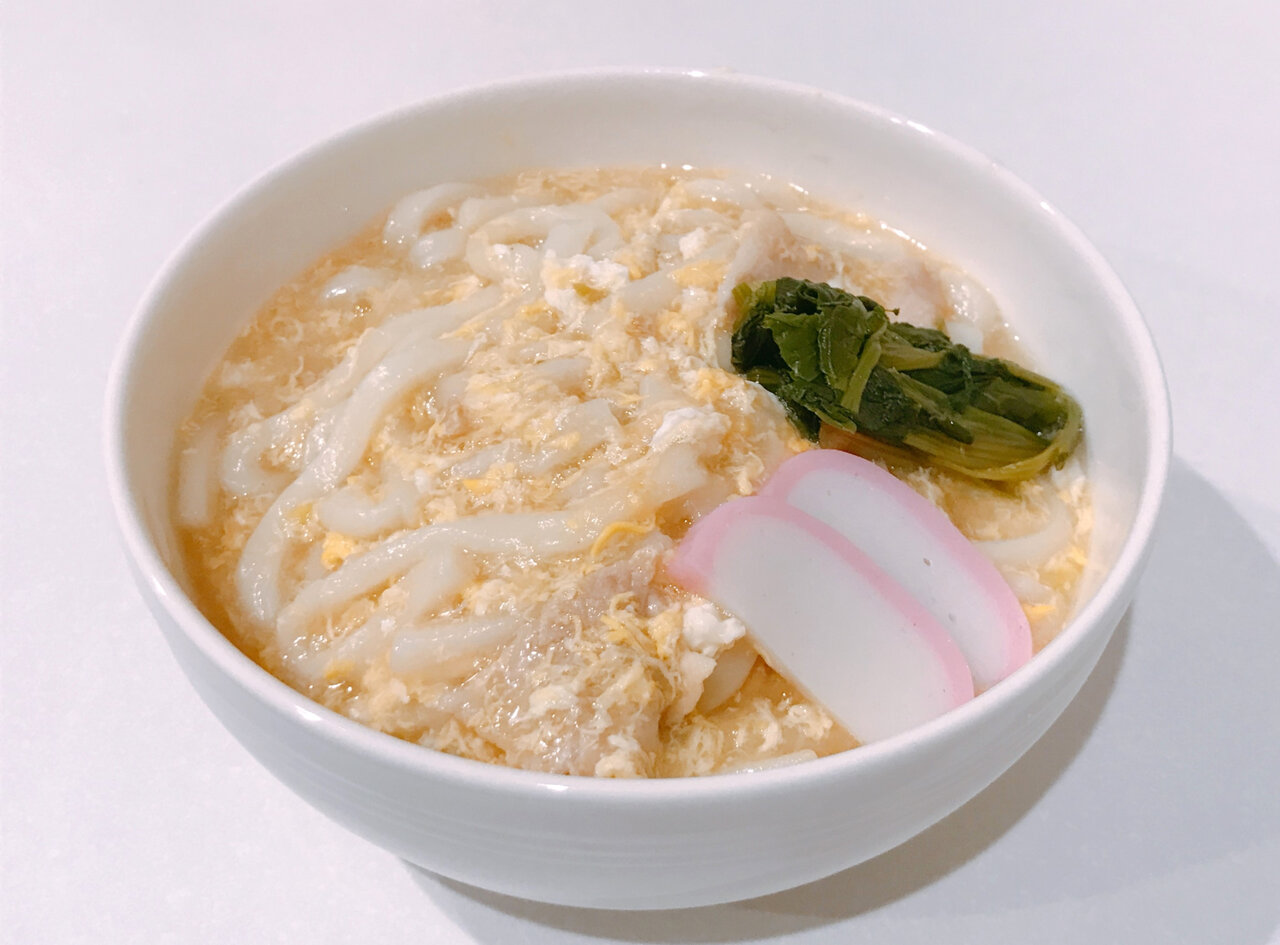 白い器に盛られたかき玉うどん