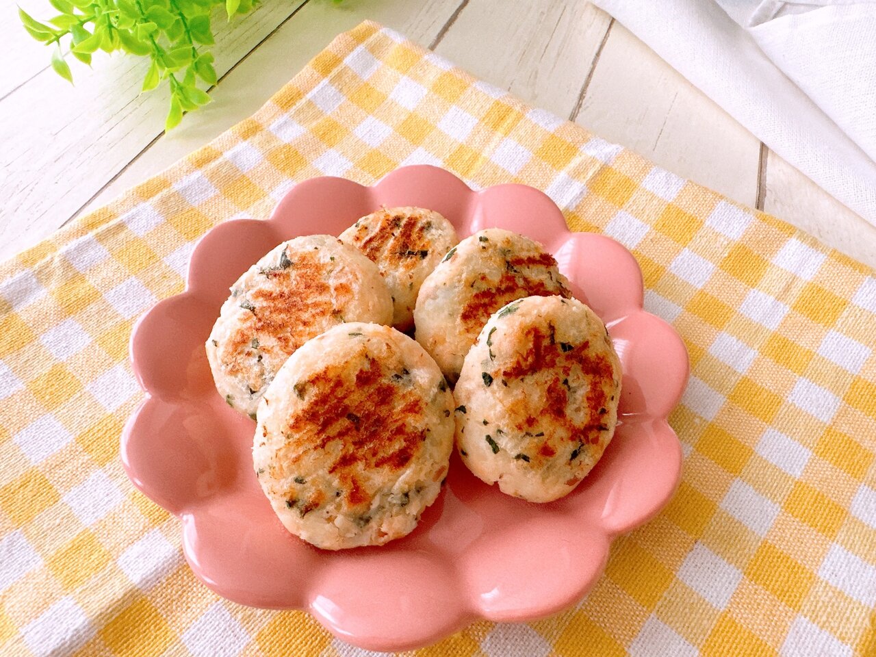 ピンクの器に盛られた野菜のおやき