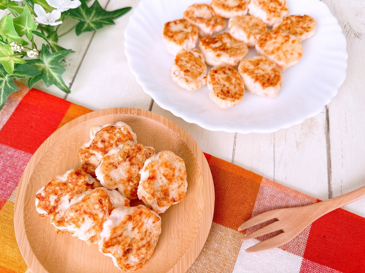 2つのお皿にたくさん乗った豆腐ハンバーグ