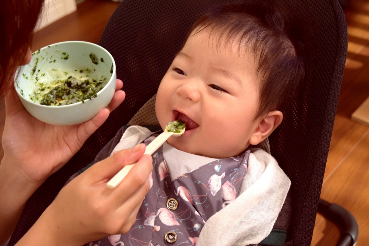 離乳食を食べる赤ちゃん