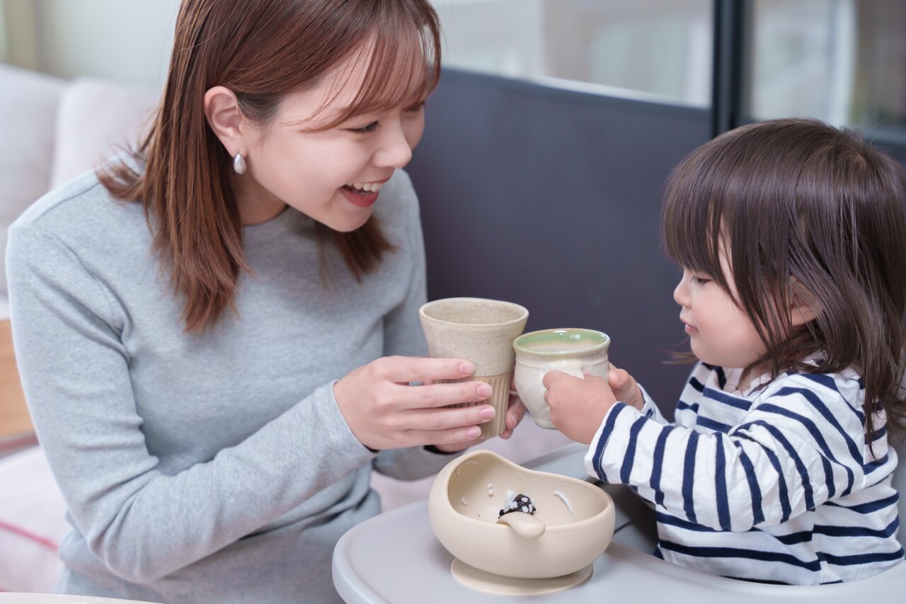 子どもと乾杯する母親