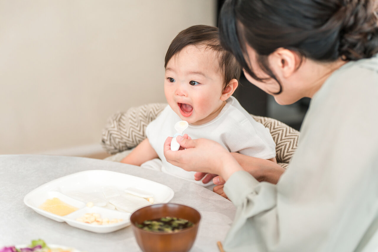 離乳食を食べる赤ちゃん