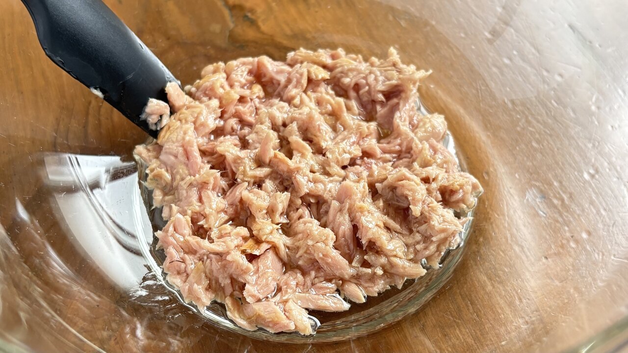 細かくほぐしたツナ缶