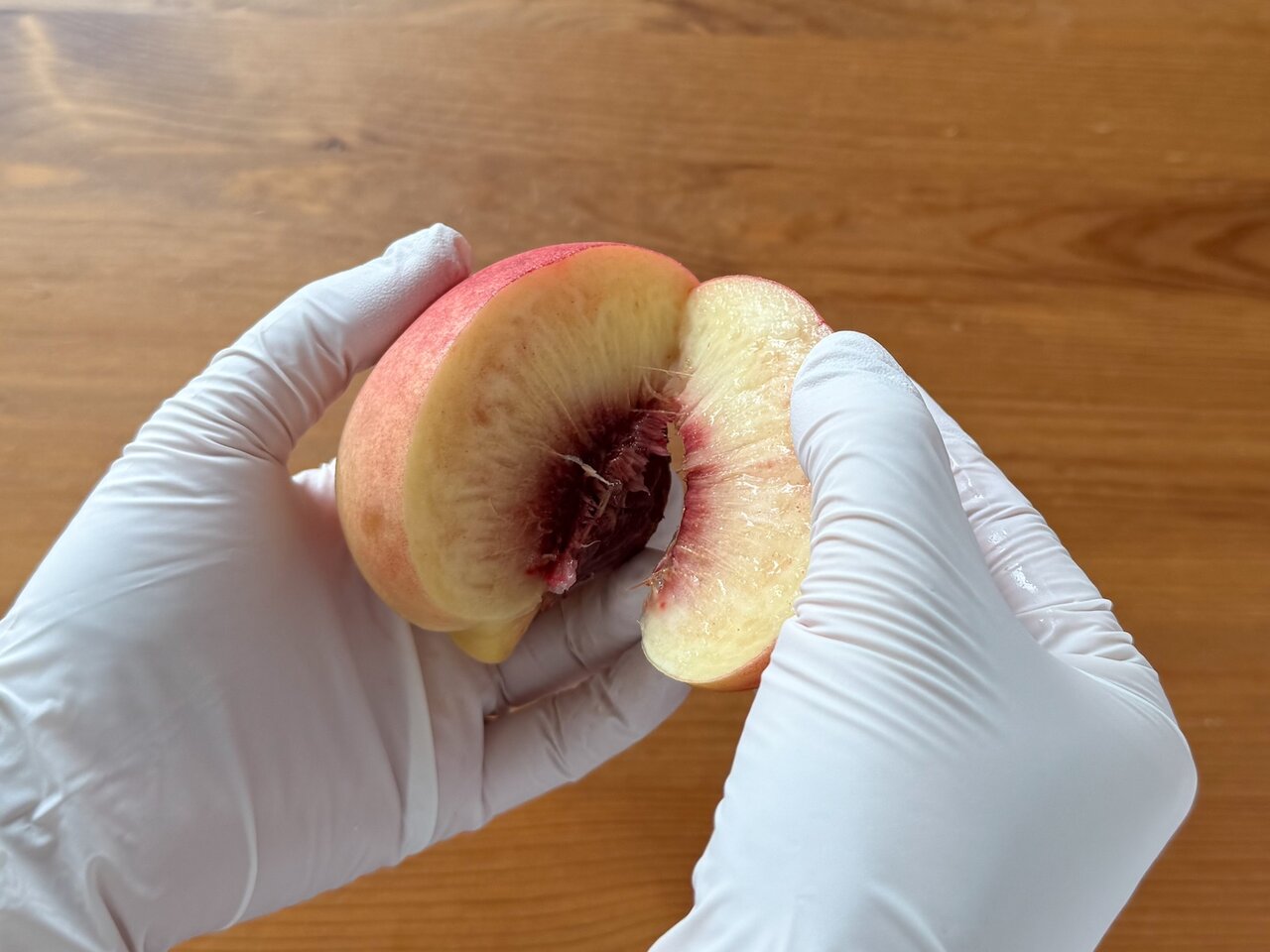 桃の実を種から一つずつ外す