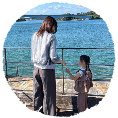 手をつなぐ親子