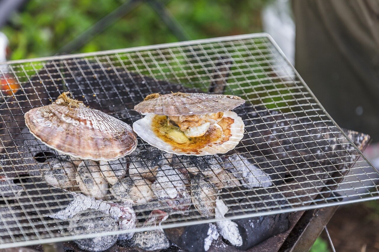 国営みちのく杜の湖畔公園での焼きホタテ