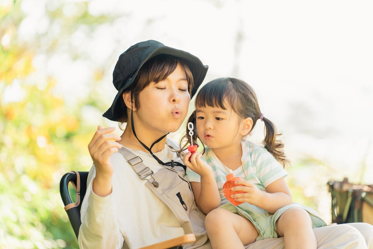 シャボン玉で遊ぶ親子