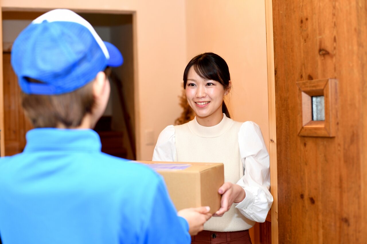 荷物を受け取る女性
