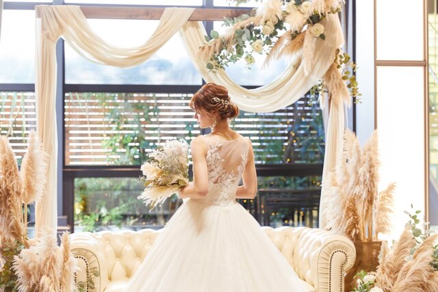 ウェディング フォトブース ナチュラルフラワー おしゃれなナチュラルウエディングのつくり方。ドレス選びから会場装飾