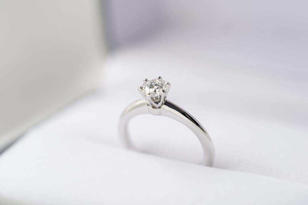 婚約指輪はいつつける 知っているようで知らない婚約指輪のマナー お手入れ