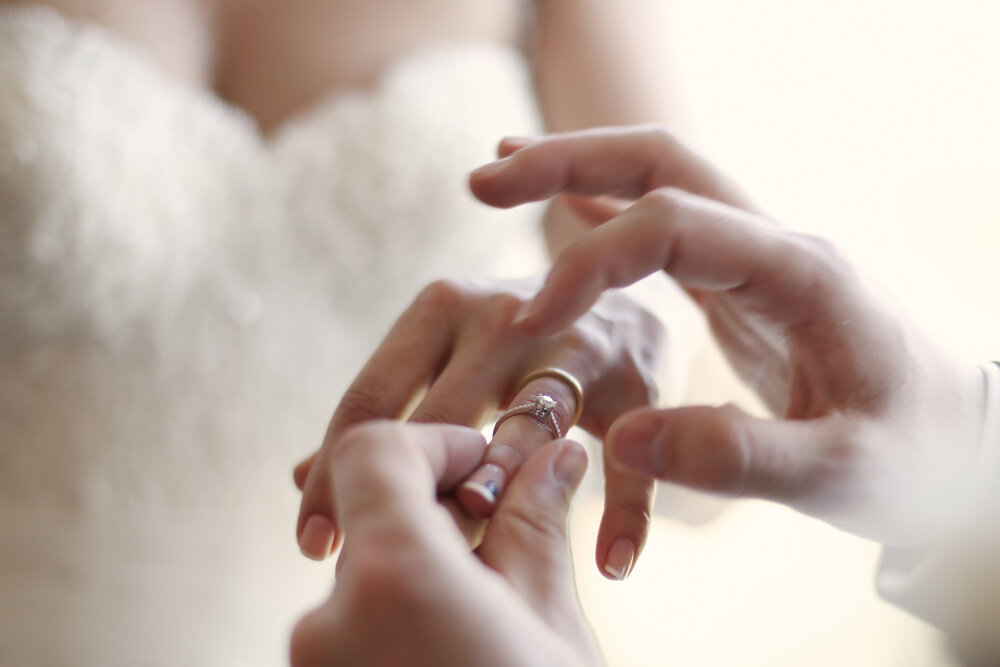 婚約指輪と結婚指輪は両方必要 価格相場や選び方 重ね着けのメリットも解説