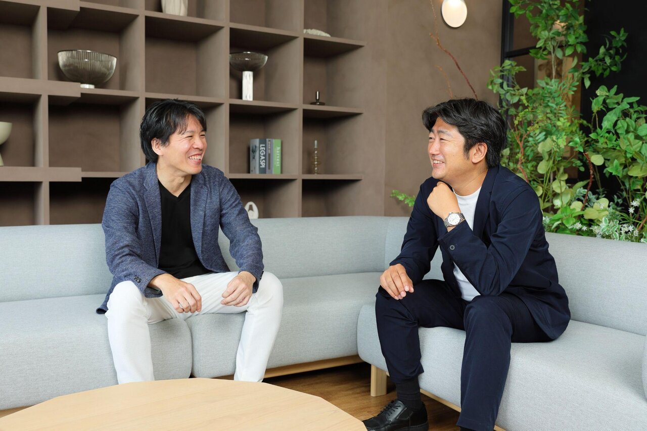 談笑する2人 山崎さんと岩佐さん