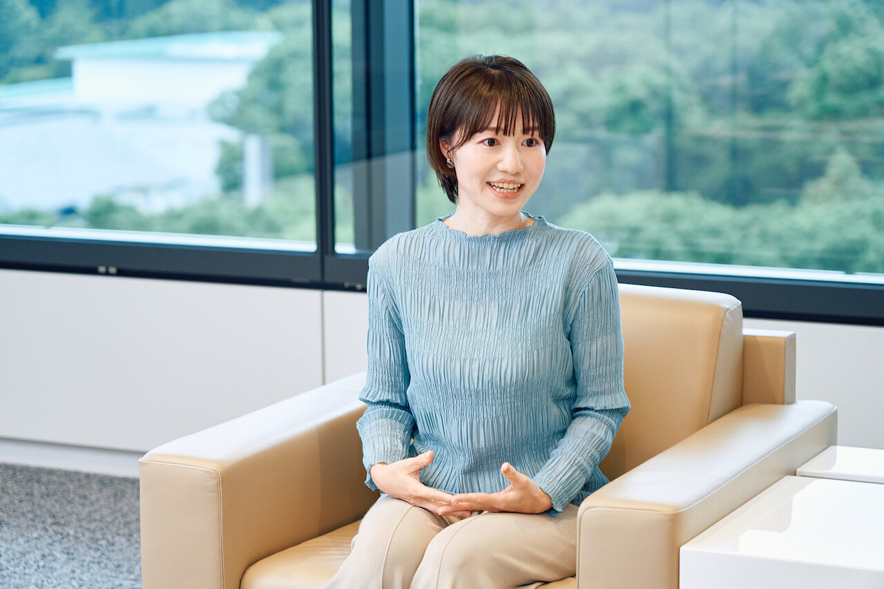 三井物産株式会社 パフォーマンスマテリアルズ本部 機能材料事業部 ポリオレフィン事業室 仲田汐里。2010年入社。鉄鋼業界で厚板輸出業務に携わり、環境問題に取り組みたい想いから、2021年に同室へ異動。合成樹脂や再生原料の三国間・輸出入物流業務を担当する他、国内資源循環に向けた新規事業立ち上げにも注力している。