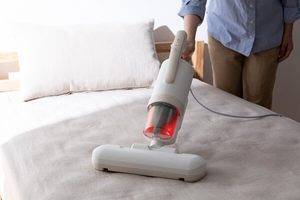 「キレイになった」がひと目で分かる！ アイリスオーヤマの布団クリーナーを家電ライターがレビュー