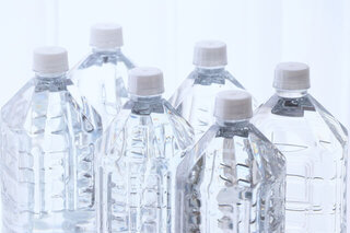 災害に備えて備蓄する水の量はどれくらい？選び方や保存方法を解説