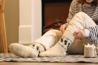 ホットカーペットの電気代は高い？ほかの暖房器具との比較や、使用時の節約方法