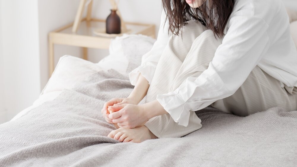 足の冷え対策におすすめのカイロの貼る位置は？冷える原因や使用時の注意点も解説