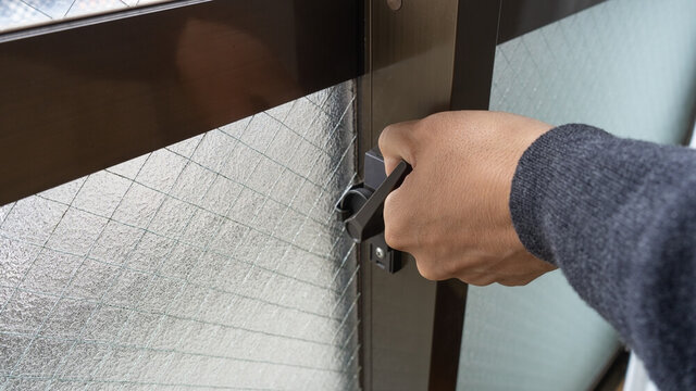 窓の防犯対策7選｜侵入者に狙われやすい理由や特徴、注意点を解説