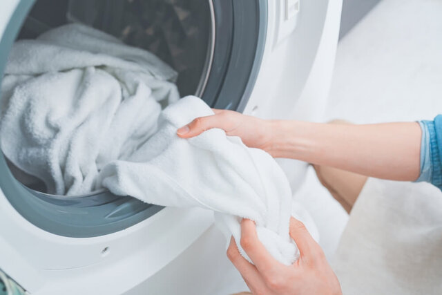 毛布に乾燥機を使っても大丈夫？メリットや注意点、乾かすまでの手順を紹介