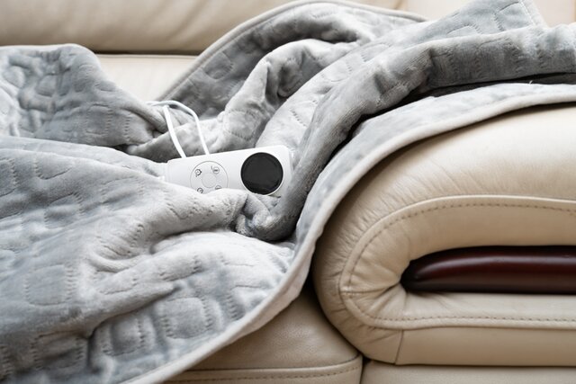 電気毛布の電気代は安い？ほかの暖房器具との比較、使用時の注意点や節約方法