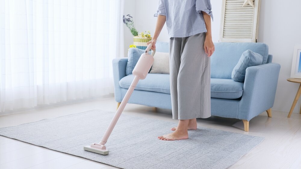 掃除機をかける女性
