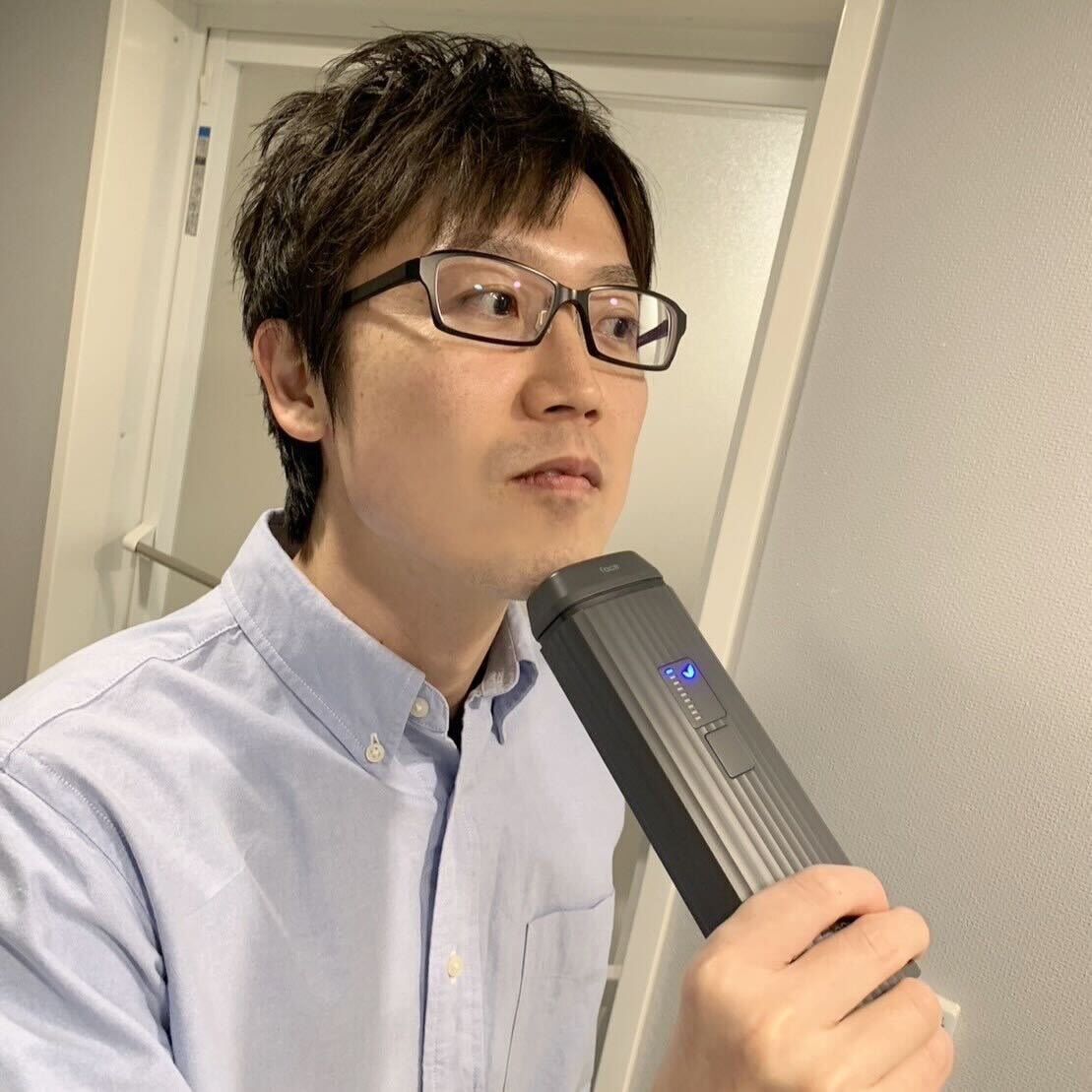 鏡の前で脱毛器を使う人