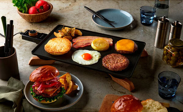 ハンバーガーの具材をのせて焼いているホットプレート