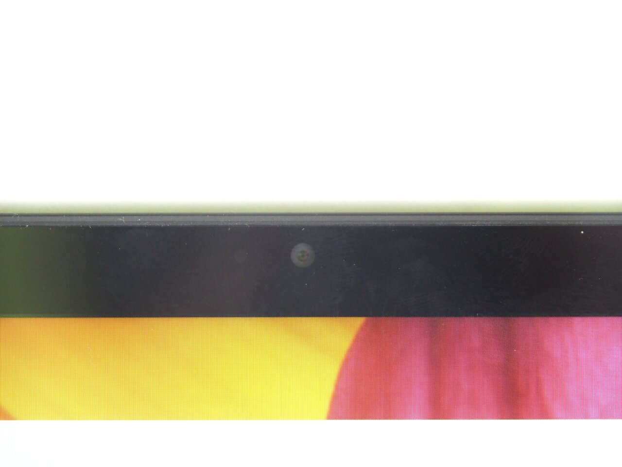 液晶の上中央のインカメラ