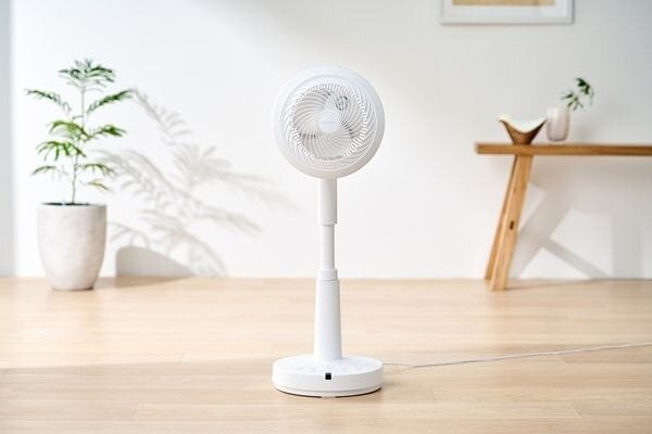 リビングに置かれたサーキュレーター扇風機