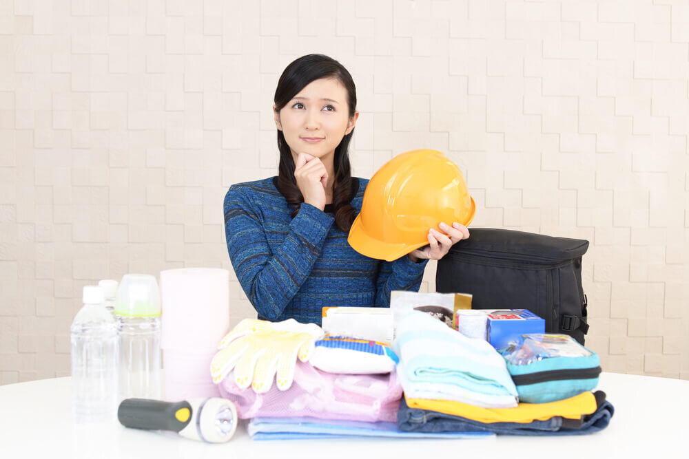 防災グッズを用意する女性