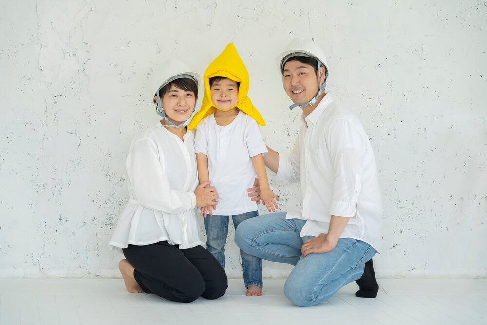 防災ヘルメットをかぶった家族