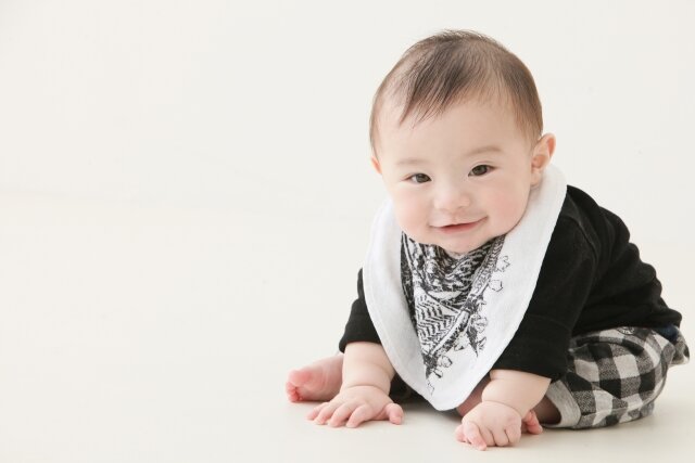 前のめりに座っている赤ちゃん
